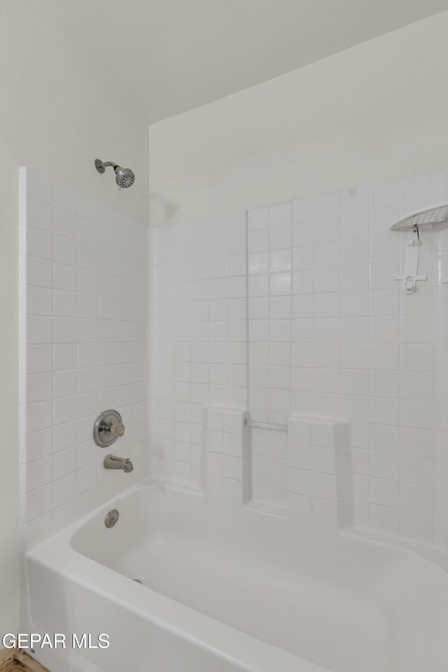 bathroom with tiled shower / bath