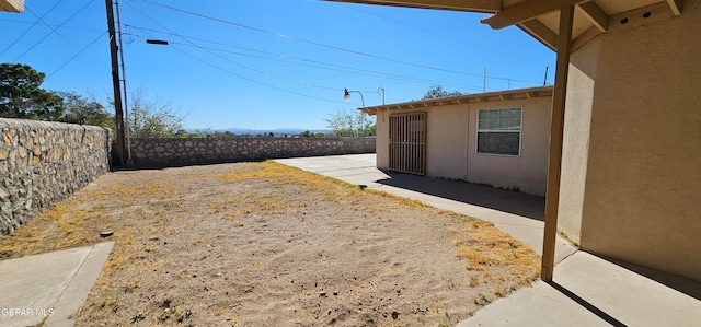 view of yard featuring a patio