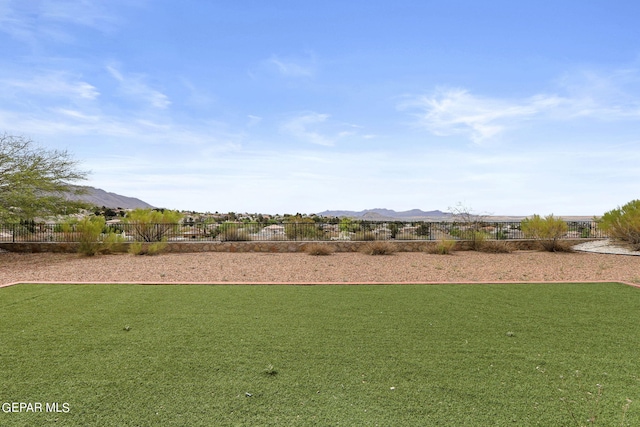 view of yard featuring a mountain view