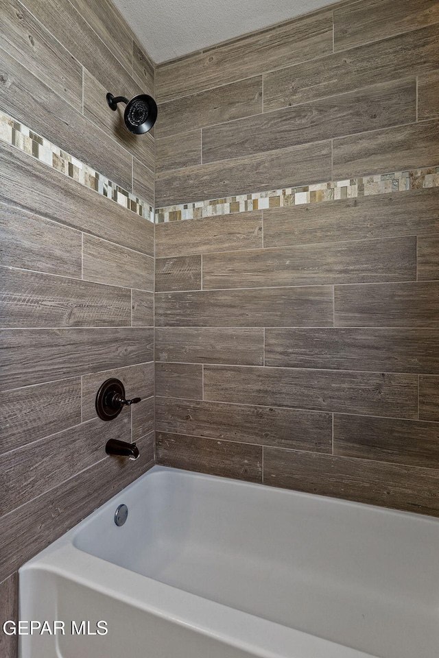 bathroom with tiled shower / bath