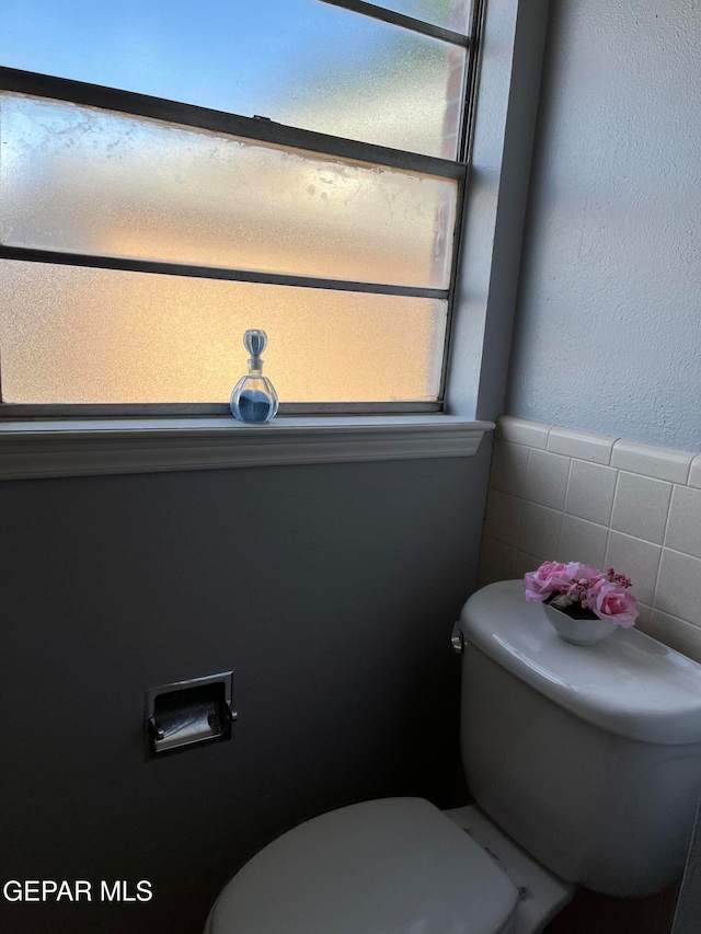 bathroom featuring tile walls