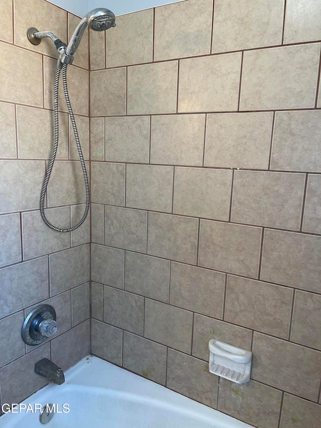 bathroom with tiled shower / bath