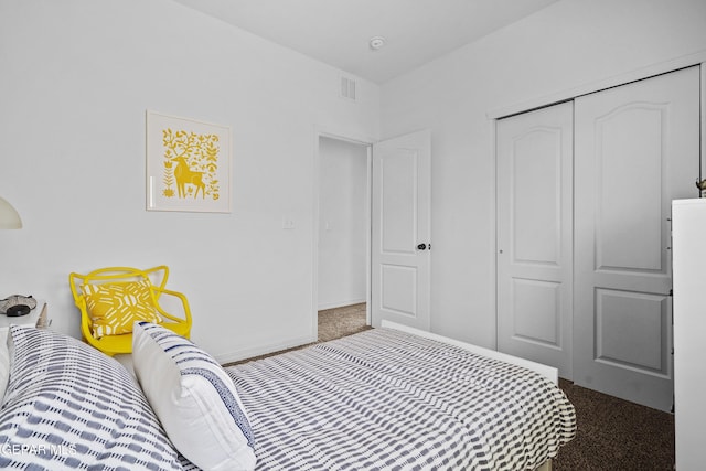 bedroom with carpet flooring, a closet, and visible vents