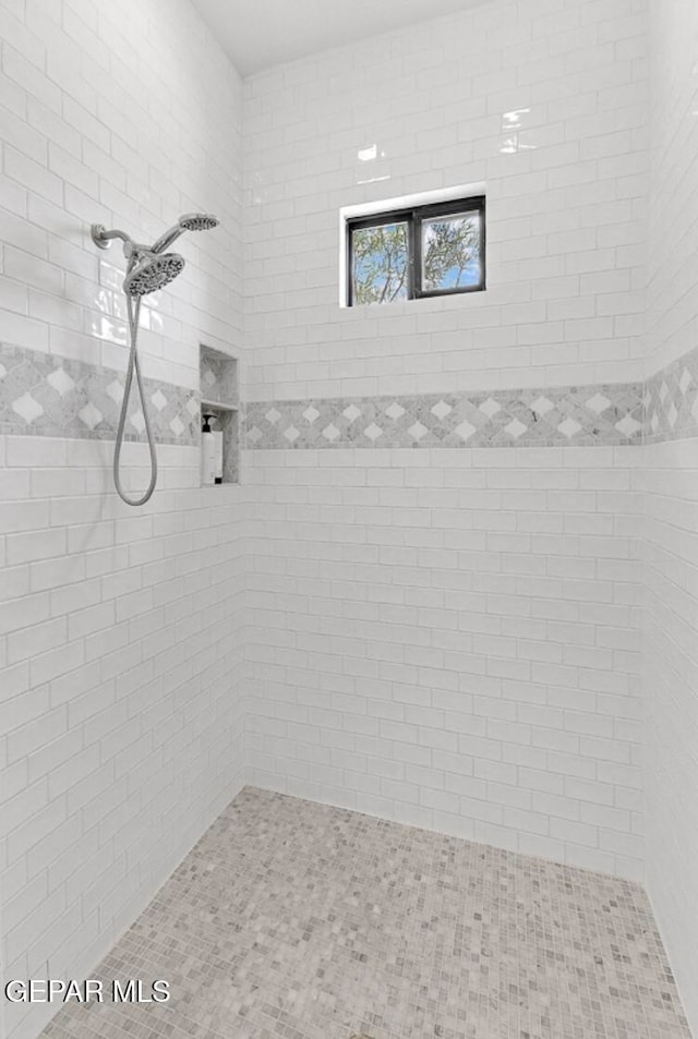 bathroom featuring a tile shower