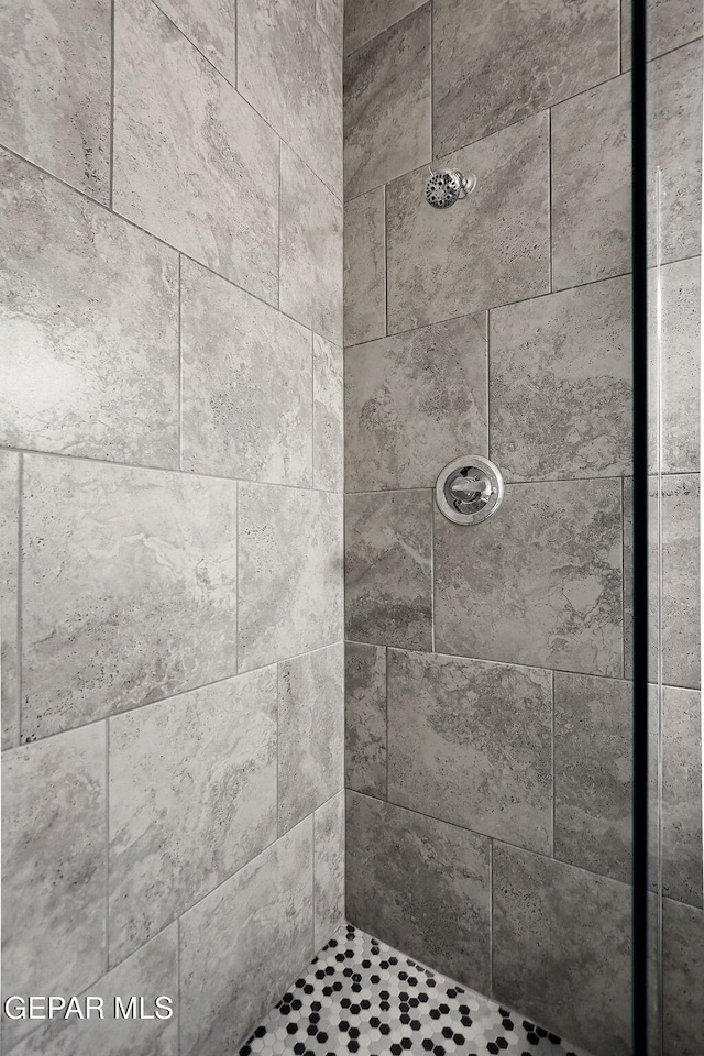 interior details with a tile shower