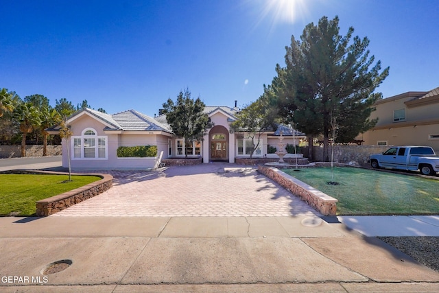 view of front of house featuring a front yard