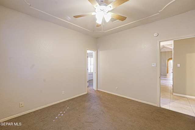 carpeted empty room featuring ceiling fan