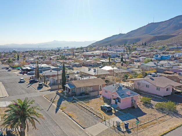 birds eye view of property featuring a mountain view