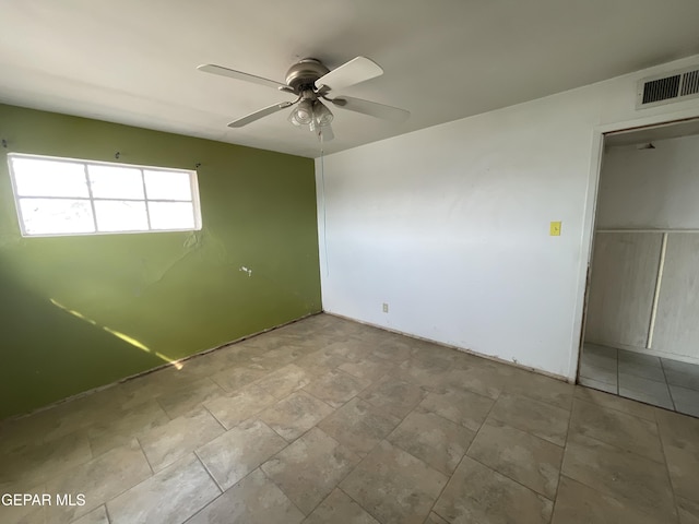 unfurnished bedroom featuring ceiling fan and a closet