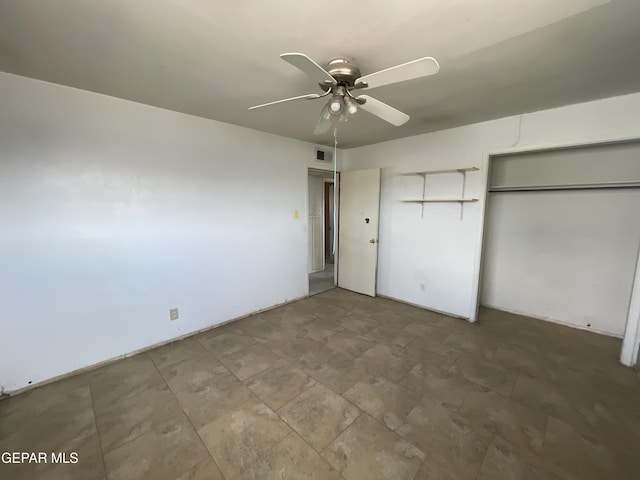 unfurnished bedroom with ceiling fan and a closet