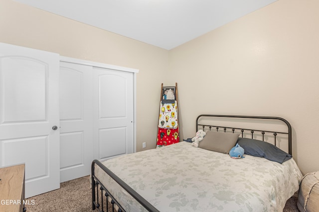 bedroom with carpet flooring and a closet