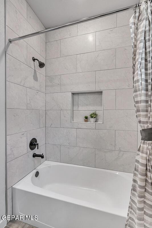 900 Stoke St, El Paso, TX 79928 - bathroom featuring shower / tub combo