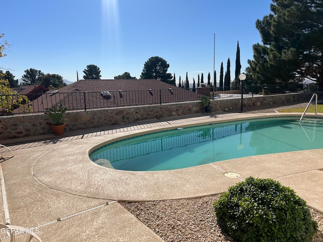 view of swimming pool