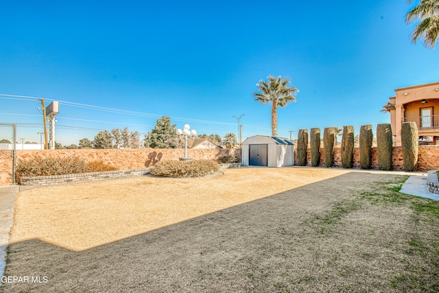 view of yard featuring a storage shed