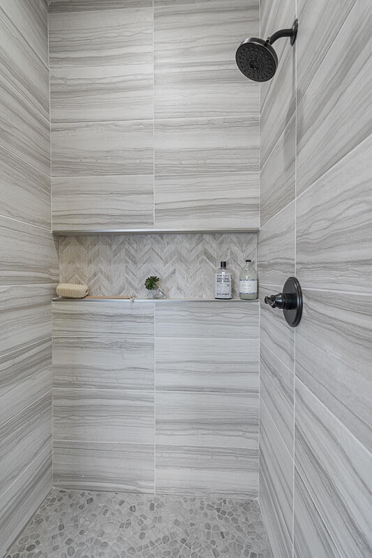 bathroom featuring a tile shower