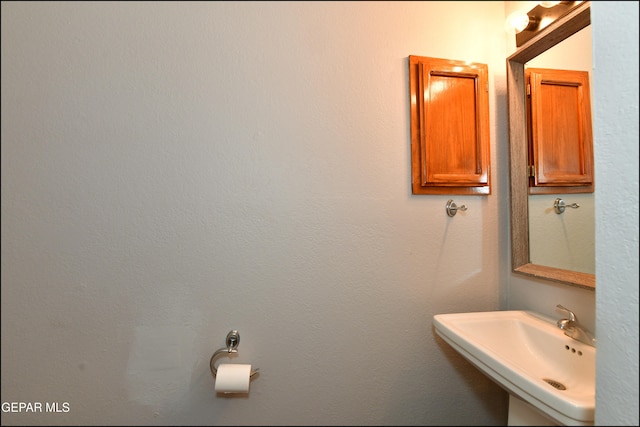 bathroom featuring sink