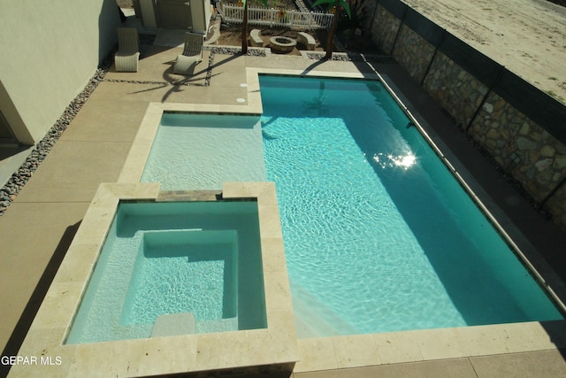 view of pool featuring an in ground hot tub