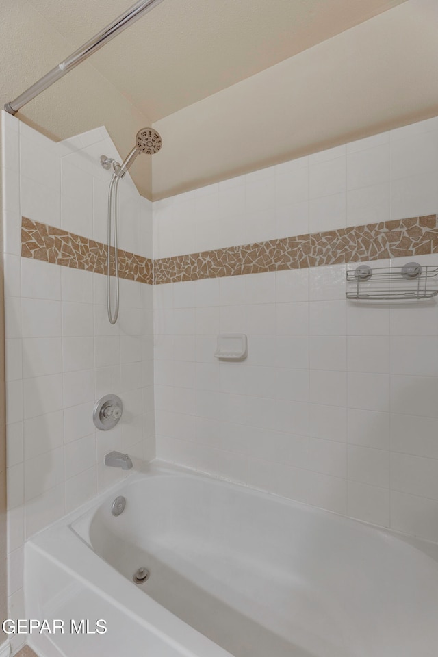 bathroom featuring tiled shower / bath combo