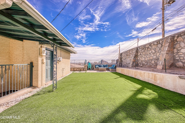 view of yard featuring an outdoor hangout area