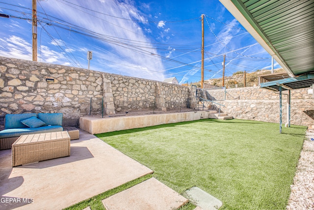 view of yard featuring a patio