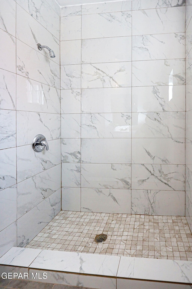 bathroom featuring tiled shower