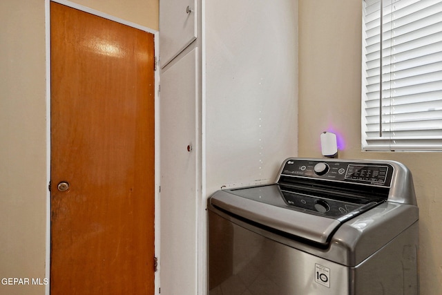 laundry area featuring washer / clothes dryer