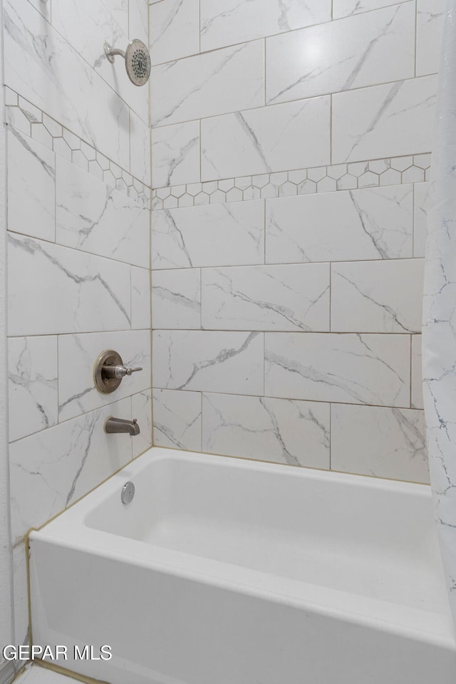 bathroom featuring tiled shower / bath