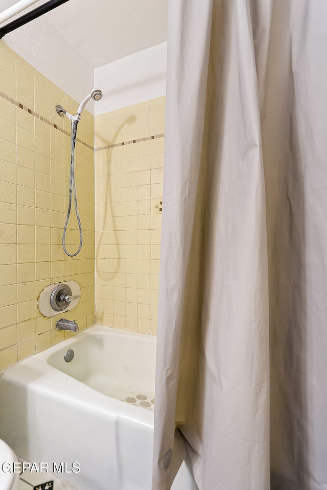 bathroom with shower / tub combo