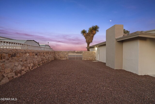 view of yard at dusk