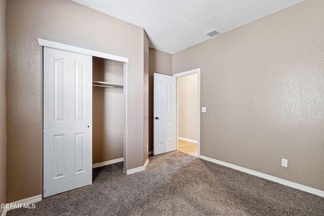 unfurnished bedroom with carpet flooring and a closet