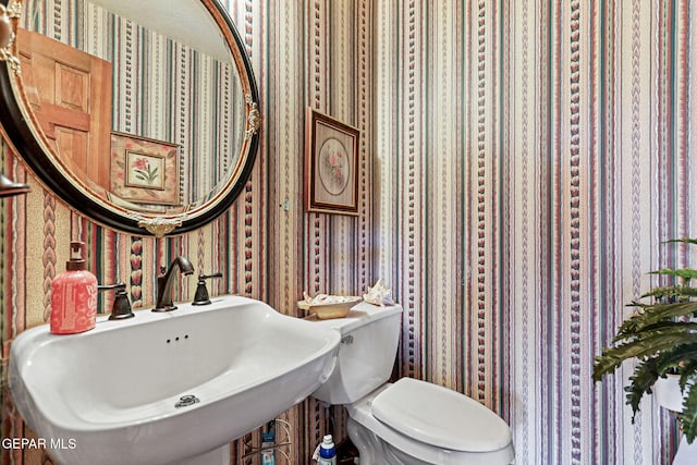 bathroom featuring toilet and sink