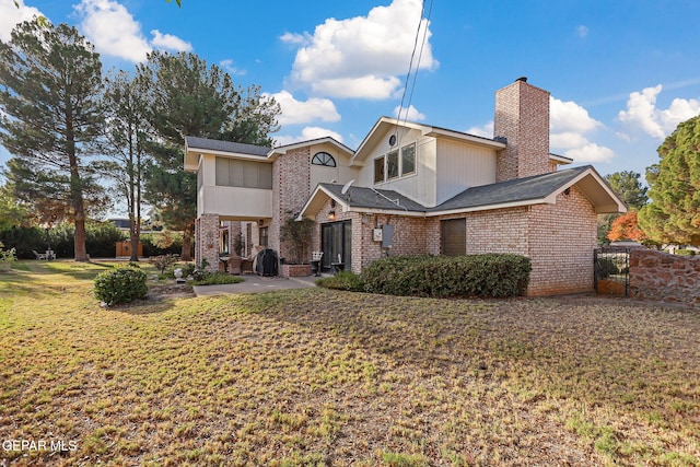 view of front of property featuring a front lawn