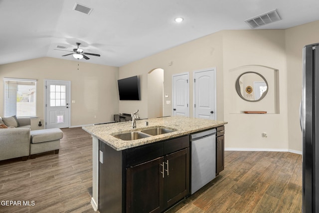 kitchen featuring sink, dark hardwood / wood-style floors, ceiling fan, an island with sink, and appliances with stainless steel finishes