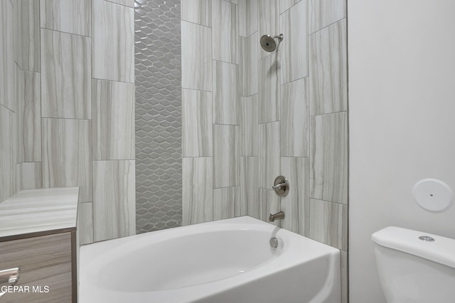 bathroom with tiled shower / bath and toilet