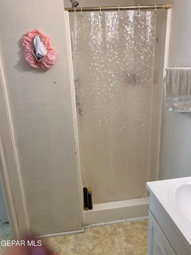 bathroom featuring a shower with curtain and vanity