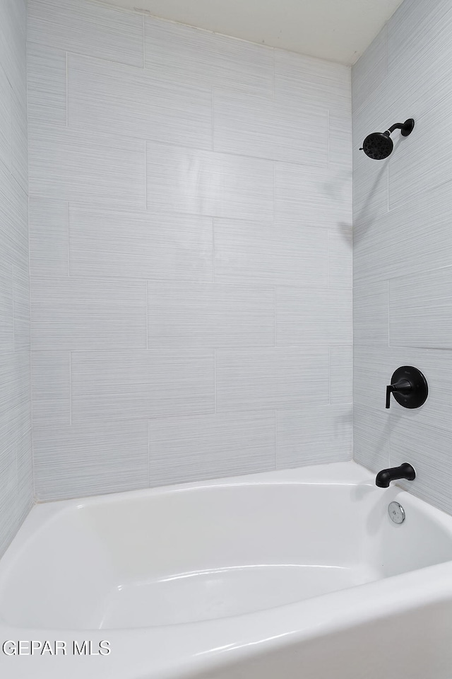 bathroom featuring tiled shower / bath combo