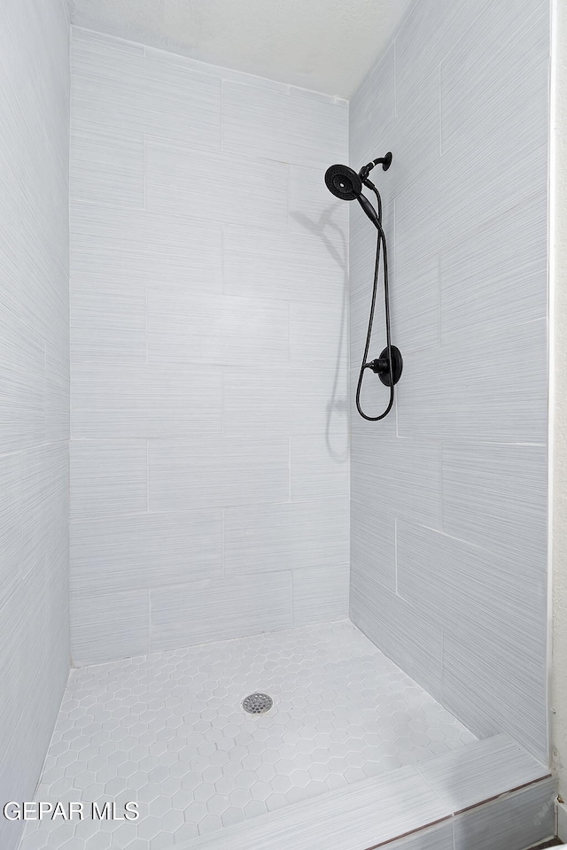 bathroom featuring a tile shower