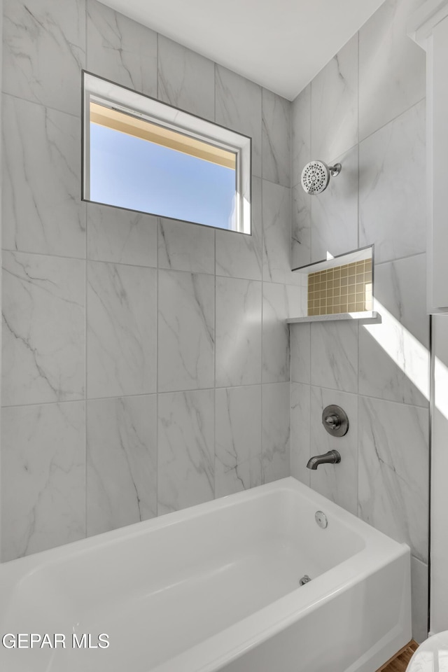 bathroom with tiled shower / bath combo