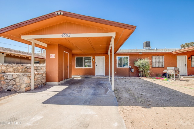 view of front of home featuring a carport