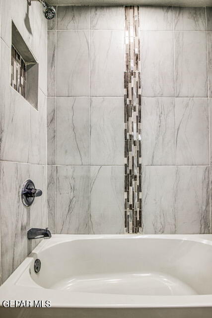 bathroom with tiled shower / bath