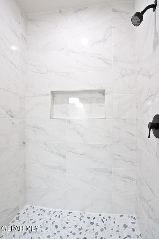 bathroom featuring tiled shower