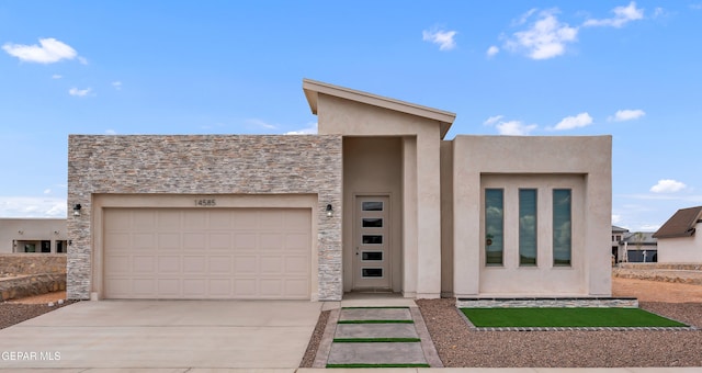 view of front facade featuring a garage