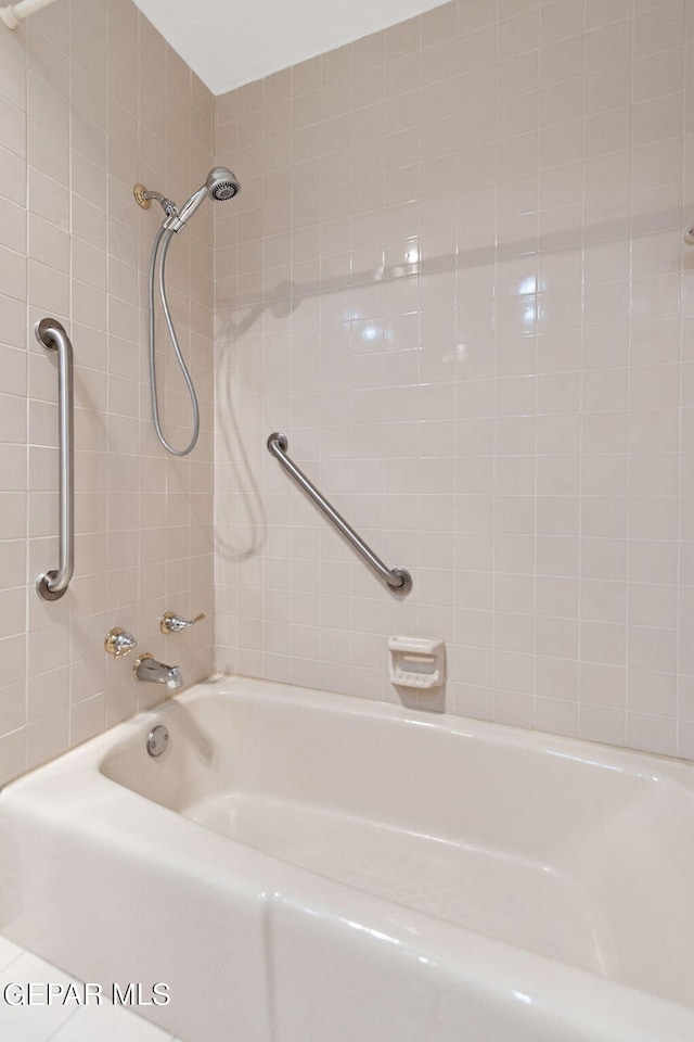 bathroom featuring tiled shower / bath