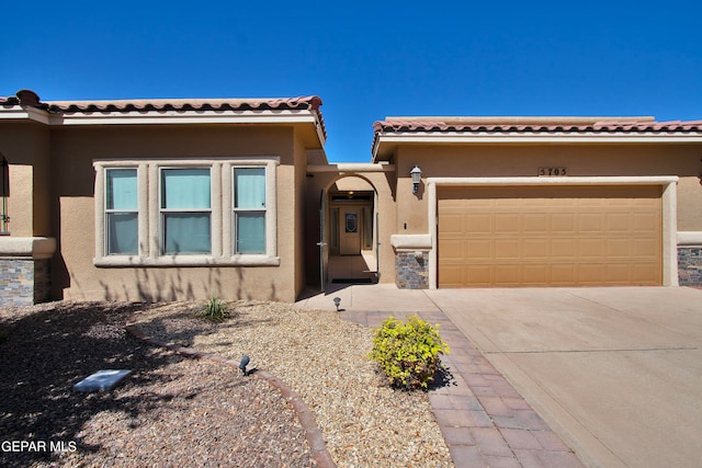 view of front facade featuring a garage