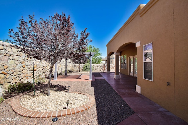 view of yard featuring a patio