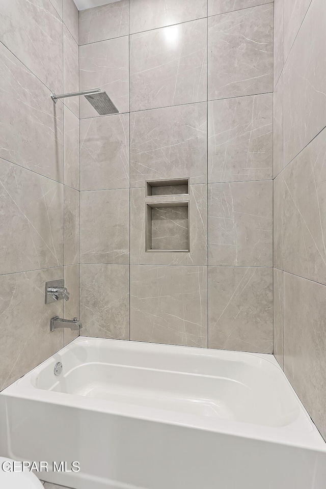 bathroom with tiled shower / bath combo