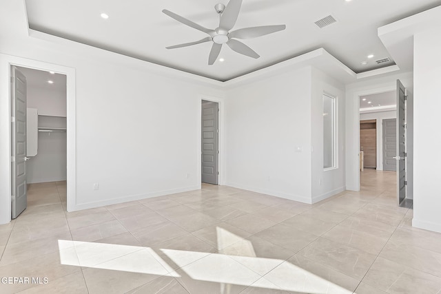 unfurnished room featuring ceiling fan and a tray ceiling