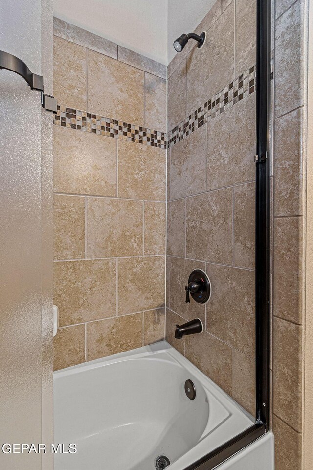 bathroom with tiled shower / bath