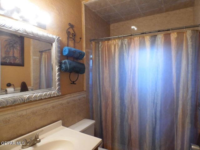 bathroom with vanity, curtained shower, and toilet