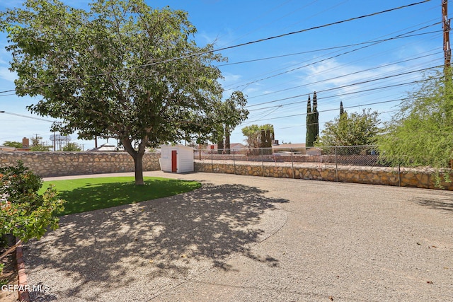 view of yard featuring a storage unit